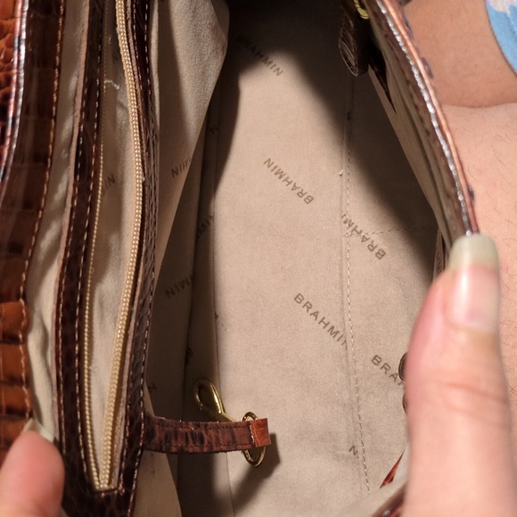 Brahmin Brown Shoulder Bag with Textured Leather and Adjustable Strap - Picture 3 of 9